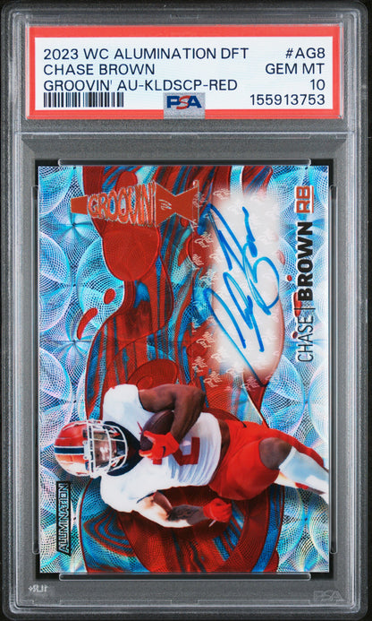 2023 WILD CARD ALUMINATION DRAFT GROOVIN' AUTOGRAPHS CHASE BROWN GROOVIN' AU-KLDSCP-RED #AG8 PSA 10 - Front